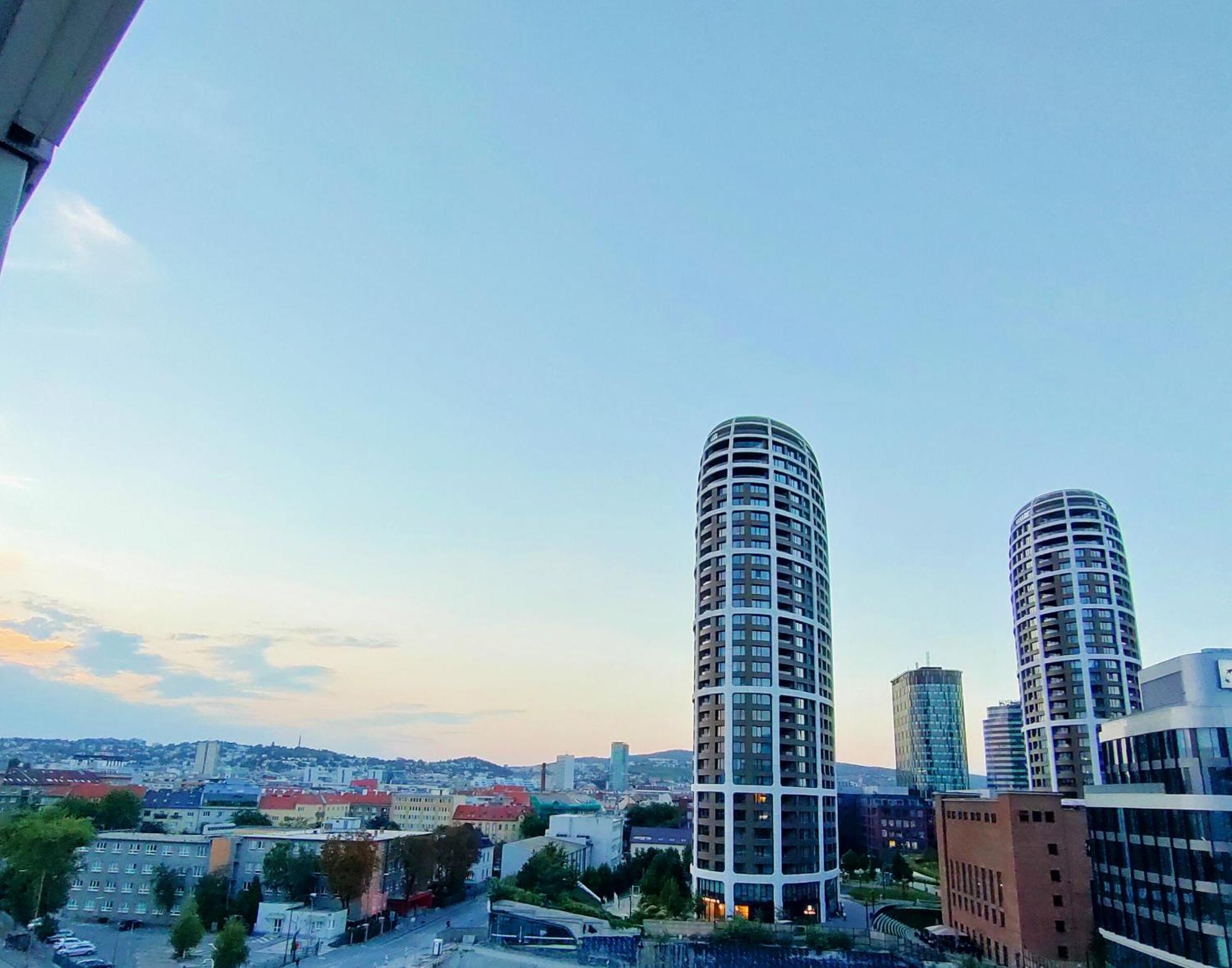 Sag Panorama City Free Parking Bratislava Luaran gambar